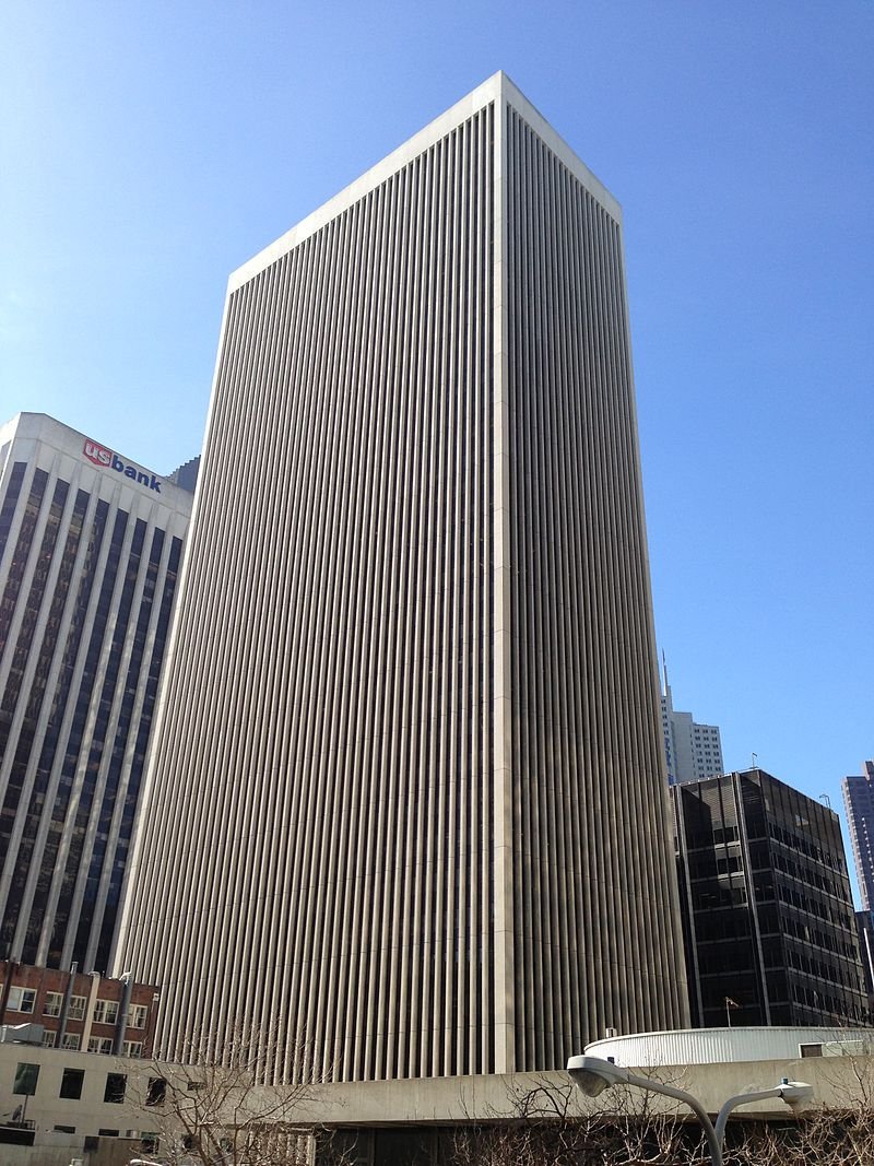 9/While the visionaries who designed 50 California Street asked: Why have little rectangles dotting the side of our sand-colored rectangle, when we can just have lines?