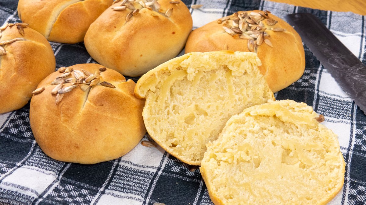 hideoutcooking's tweet photo. Freshly baked breakfast bread every day, now you have that with this recipe. Quick Swedish breakfast bread https://t.co/MN6Uvcpnjd very easy to prepare and takes only 30min. #bread #baking #breakfast https://t.co/ks06DsUBYf