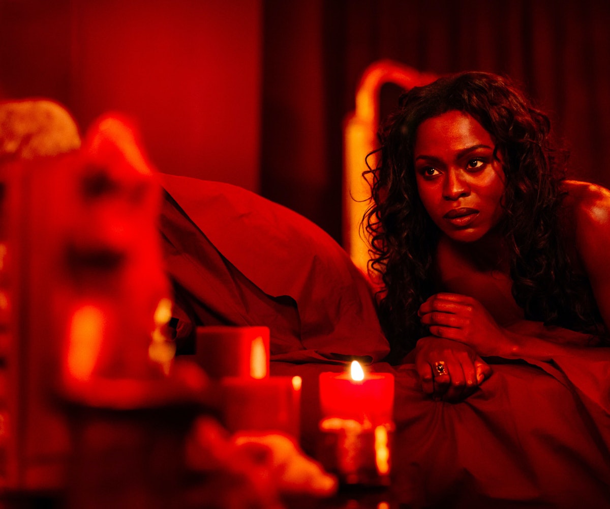 5. 'American Gods' - the fantasy drama television series based on  @neilhimself's novel is available on  @STARZ. You can see  @YetideBadaki in her role as Bilquis.( @americangodsus)