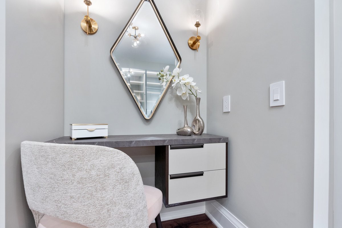 scavoliniTO's tweet photo. Here's another peek into 109 St Leonards Avenue in Lawrence Park. Merkaba Homes trusted #ScavoliniTO to #design an extravagant master bedroom #closet and a stylishly decorated seating area where the homeowners can relax and get ready. https://t.co/xy0mhpNPj1 https://t.co/tEbYYg7EnF