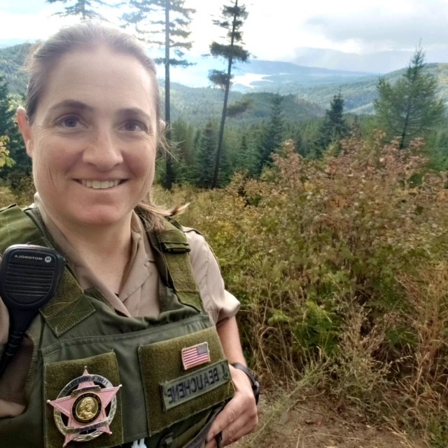 WDFW's tweet photo. The WDFW family hasn't been immune to breast cancer. Several of our @WDFWPolice officers have had personal experience with cancer and mark that with pink badges in Oct. We also recognize the bravery of all others battling cancer. #PinkBadges #Pinktober #BreastCancerAwarenessMonth https://t.co/wRQ1MTtvF7