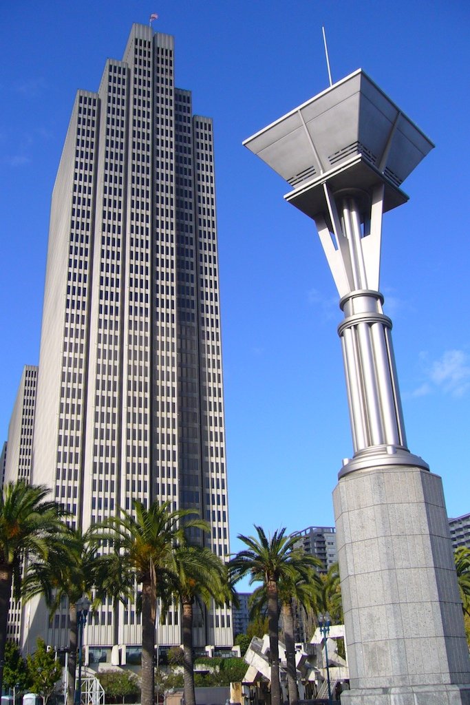 11/Four Embarcadero Center looks like a sand-colored rectangle that was slashed by a bunch of monofilament wires, just before it falls apart into six much thinner sand-colored rectangles:
