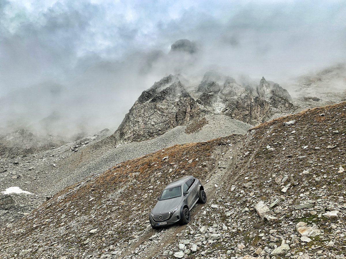 tomwookieford's tweet photo. A few weeks back drove this pure electric Merc EQC on hand-built portal axles over the highest unpaved road in Europe. Built by my dear friend @JuergenE1 (he made the roofrack for #projecteat), it makes light, silent work of pretty much anything - and doesn’t chew up trails. 😎 https://t.co/ZsInHpifj7