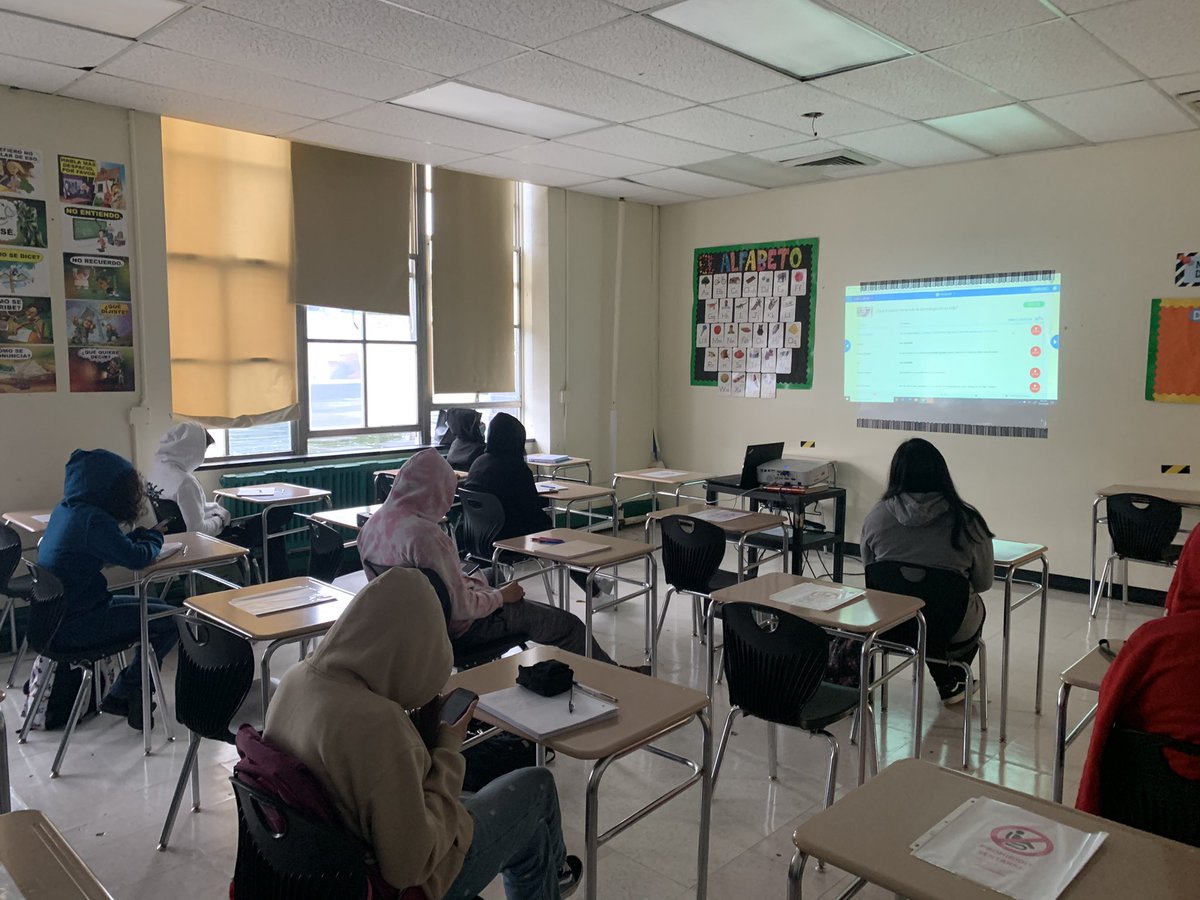 iJordanGonzalez's tweet photo. Ms. Sanchez engages her AP Spanish Language students with NearPod where students can engage with technology both in person and remotely during Hybrid Learning @GortonHS #YonkersHistoryHasItsEyesOnYou https://t.co/Z0IBaeF1nS