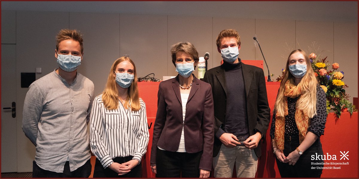 skubaunibas's tweet image. Gestern war Bundespräsidentin @s_sommaruga an der @unibasel zu Besuch. 

Im kleinen Kreis konnte die skuba der Bundespräsidentin die Situation der Studierenden im letzten Semester schildern. 

#studentpolitics #studentsforstudents