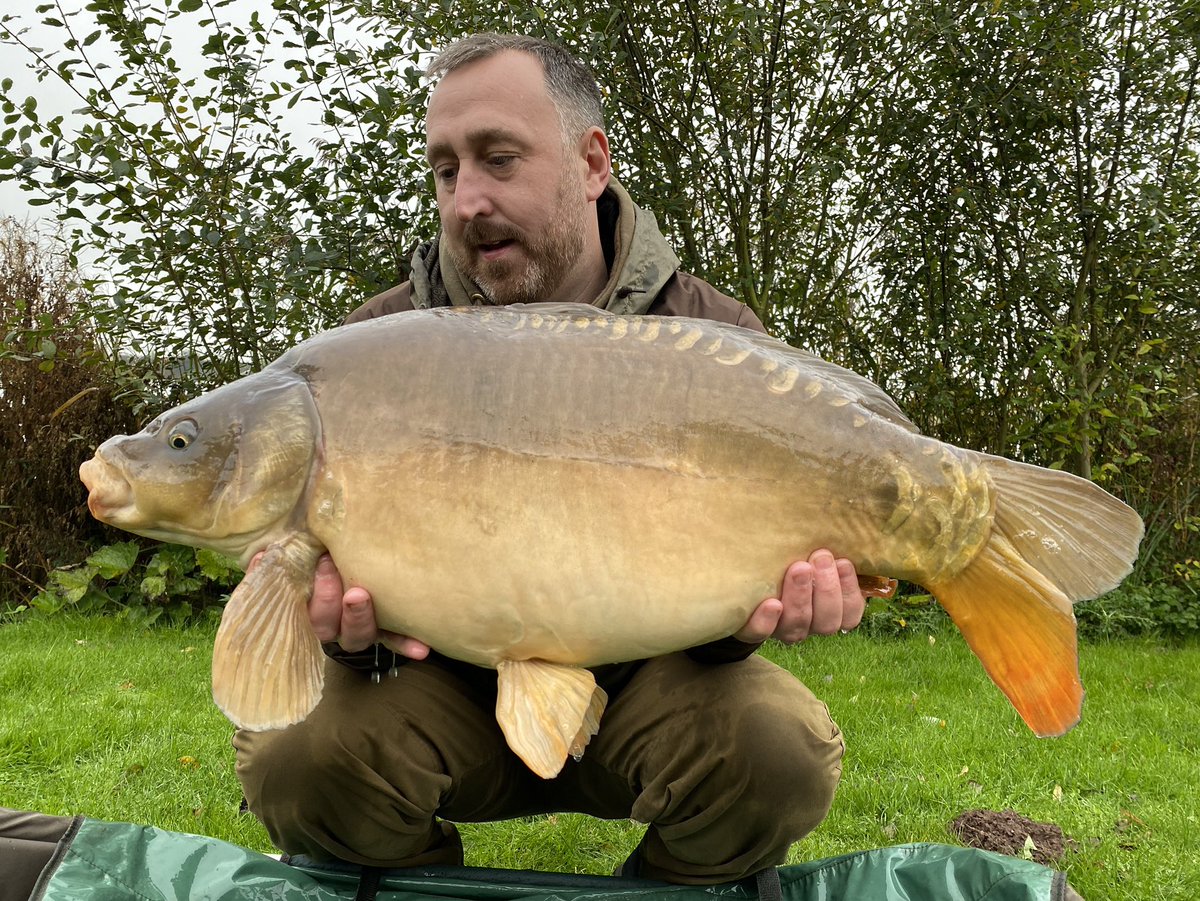 simonpearson8's tweet photo. Nice brace of 20,s to end the session with on RH monument 2. Solid bags fished over particle mixed with Cell smart liquid @MainlineBaits #essentialcell https://t.co/VBL4GGIdnL