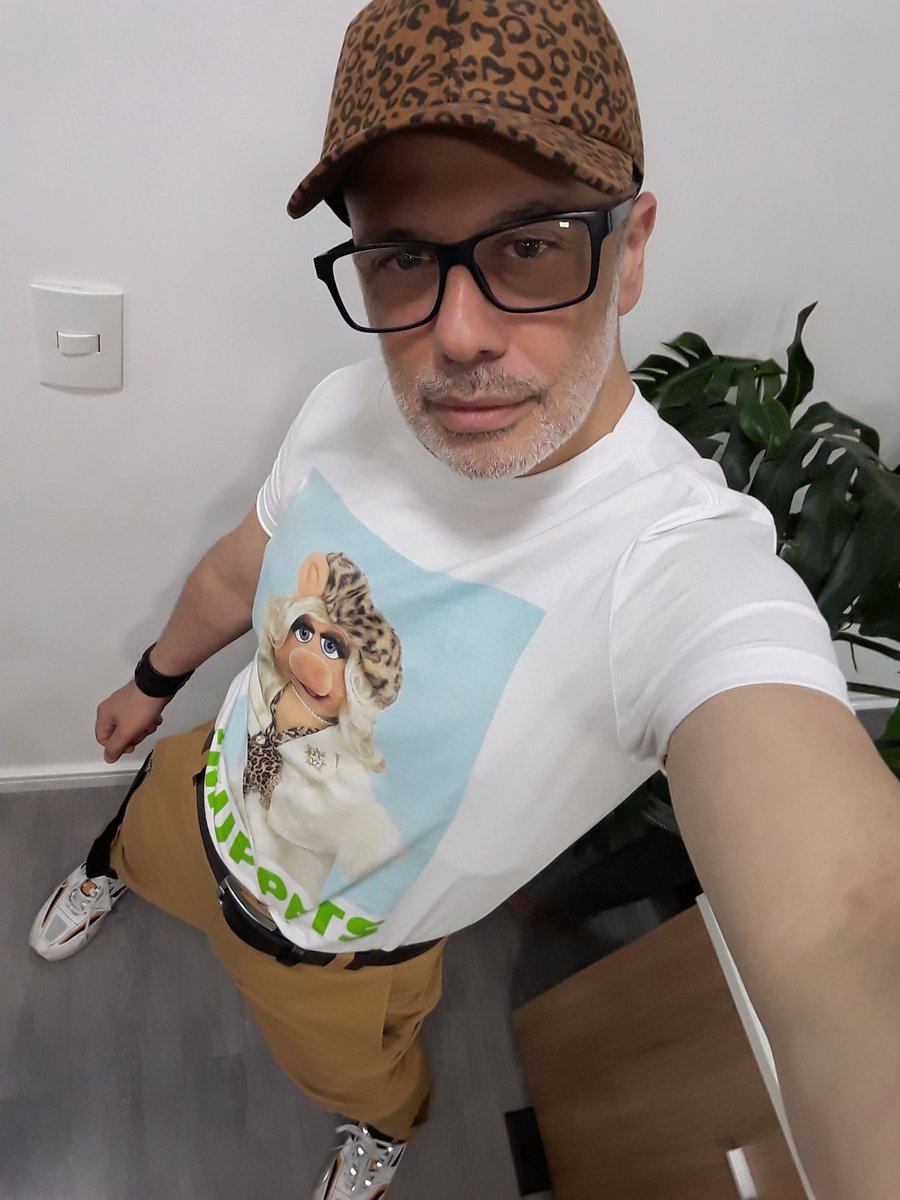 marcostosti1's tweet photo. #misspig #muppets #geek #geekfashion #geeklook #gaygeek #gayguy #gaybear #fashionista #fashion #fashionlife #beard #bearsself #bearsstyle #mundogay #mundofashion #mensfashion #homemnamoda #sp #life #fashions #fashionlife #beard #bearsself #bearsstyle #mundogay https://t.co/8BN5eJzozG