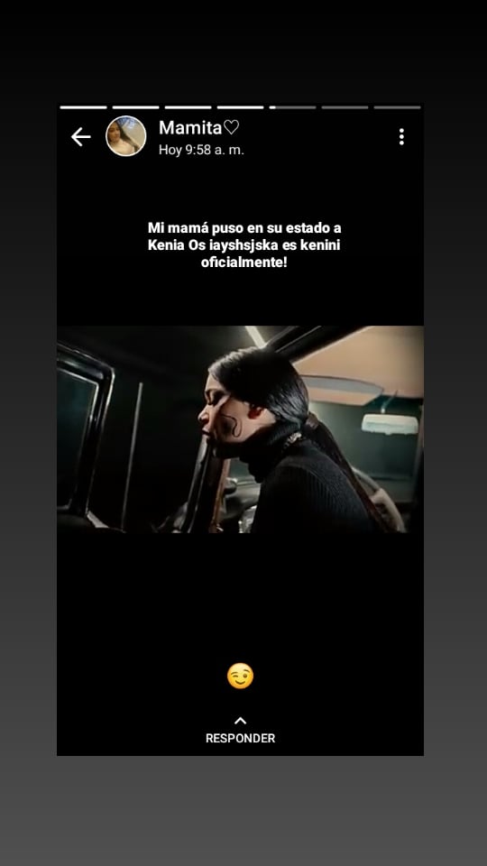 puesequisx's tweet photo. Oigan mi mamá no pone cualquier música en su estado, por eso puso "Escríbeme - Kenia Os" 😳, sabía que era fan pero para ponerla en su estado, ta potente 🔥 luego le creo su insta 😔👌 a pedido de muChoS #KeniaOsInspiracion #KCAMéxico #Escribeme #KeiOs https://t.co/qgPXfcQMZ4