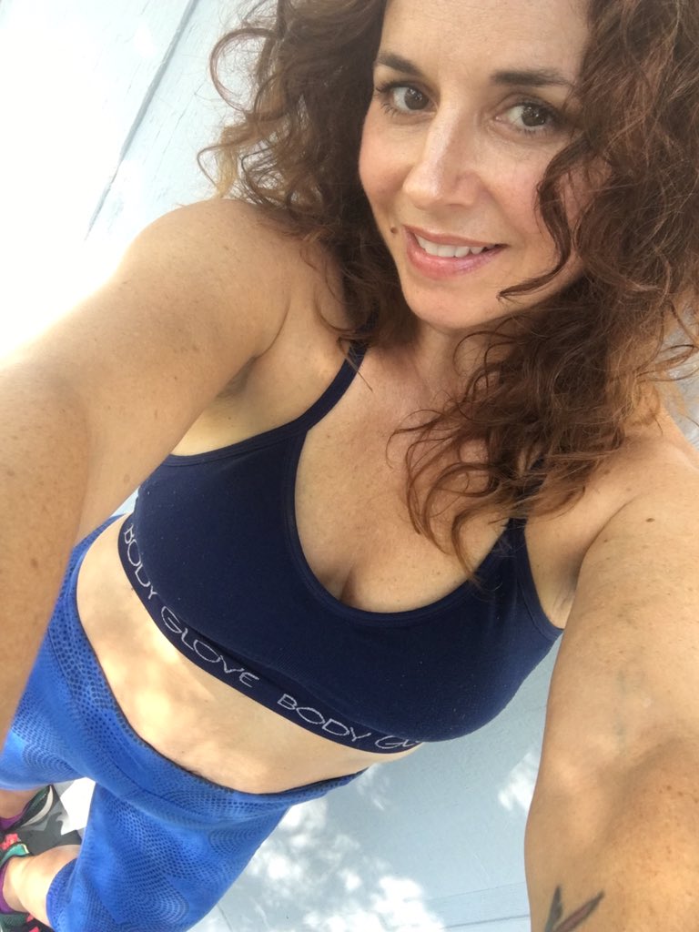 The75F's tweet image. Sweaty selfie workout filming time again!! My fav x of the day. W/O 2 in my ABS SERIES just uploaded. It’s a body weight/ plank variation. youtu.be/U0qdgV81lp8 check it out, subscribe 💚⚡️ #weightloss #strongcore #StyleUpYourFitness #fitness #abfit