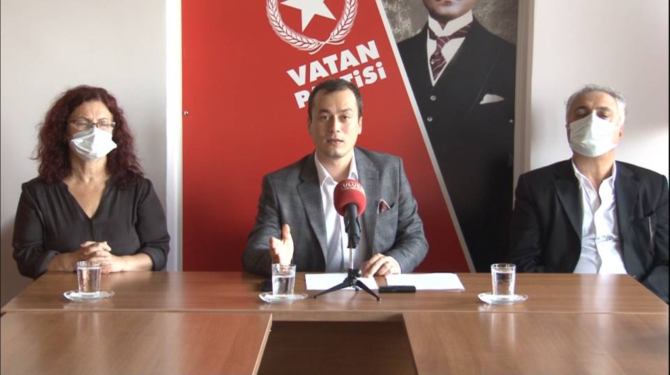 İBB Şehir Tiyatrosu sahnelerini PKK'nın propaganda örgütüne açan kararına karşı basın açıklaması yaparak, İBB'yi göreve çağırdık.. Gerekeni yapın dedik.. Yapmadılar.. GOP Kaymakamlığı yaptı.. Çok da doğru yaptı.. PKK uzantısına dur dedi.. Tebrik ediyoruz..
vatanpartisi.org.tr/genel-merkez/b…