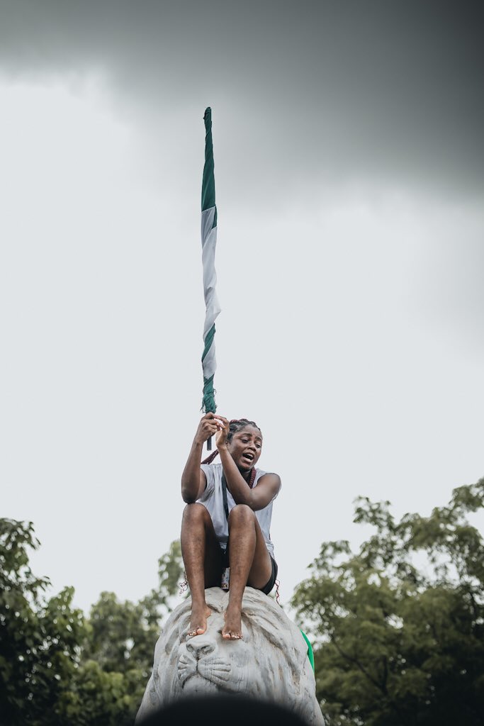 At the Enugu Protest today, this young woman who refused to fly the Nigerian flag sat on top of this Lion statue and appeared to be crying.

Who knows who she is?

What's the story? Can someone find her?

#TheEnuguNetwork
