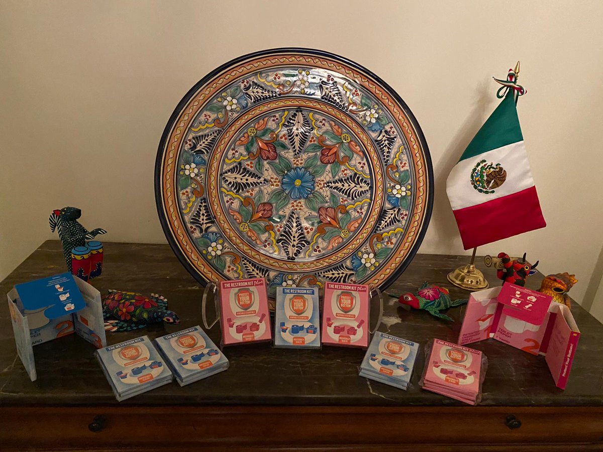 ConsulMexNuy's tweet photo. As part of #BinationalHealthWeek, Consul General @Jorge_Islaslo received a batch of Sanitary Kits @TheRestroomKit as a donation to be delivered to the Mexican community visiting us to receive consular services. https://t.co/XCDsdG2TqS