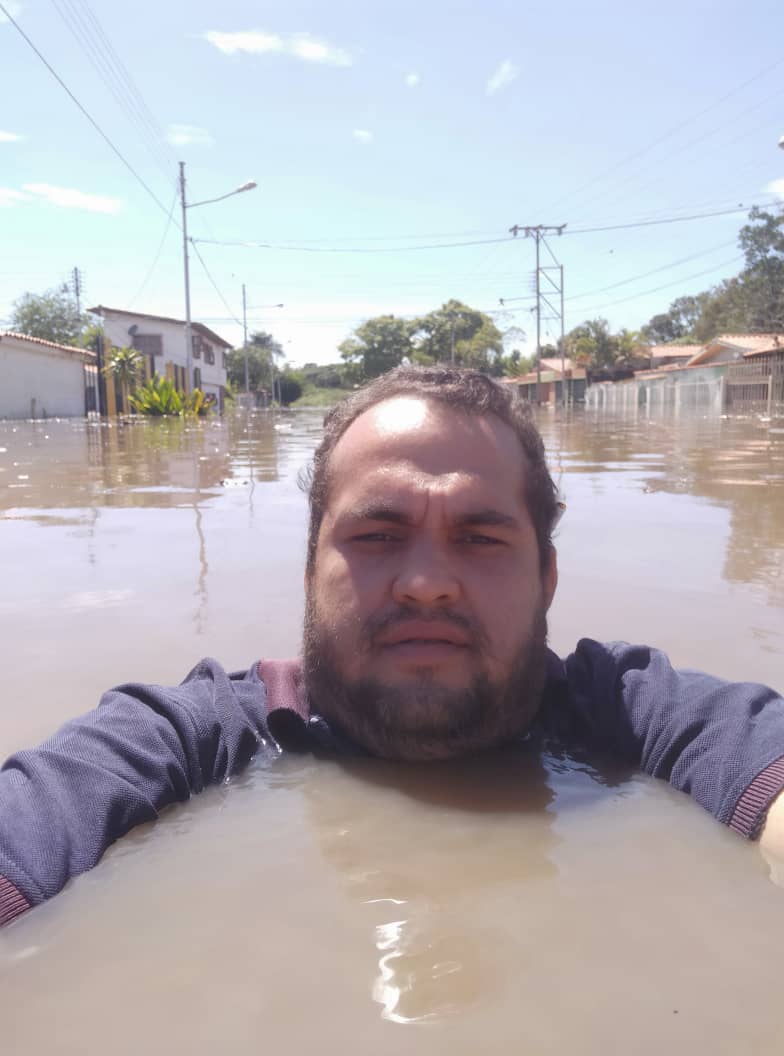 andrearochap's tweet photo. ⚠️(13/10) #Maracay Este hombre no está en un río. Él camina por lo que antes eran las calles de la urbanización donde vive su familia. Es un hombre alto, pero eso no ha impedido que, tras las lluvias de ayer en Maracay, el agua le llegue al cuello. Mata Redonda en Maracay. #13Oct https://t.co/XswrHgWUcs
