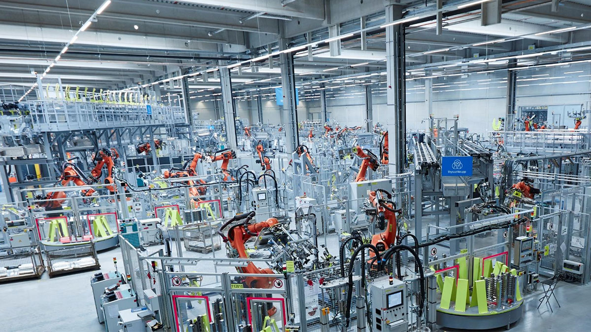 SamsungDE's tweet photo. Bei @thyssenkrupp arbeiten auf einer Fläche von 30.000 qm etwa 250 Roboter 🤖. Wie können die Mitarbeiter einen Überblick über die Produktion behalten? Mit unseren Displays und #MagicInfo 🖥️. Mehr zu unserem Informationssystem: https://t.co/ZFOdTC5UUS #industrie40 https://t.co/E9R762uegx