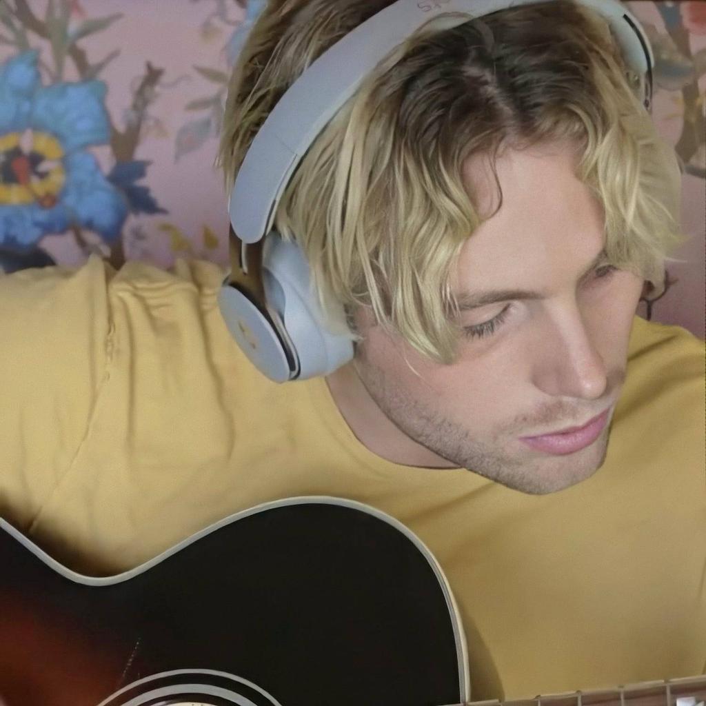youngbloodsera's tweet photo. you're so damn beautiful 💛✨
#lukehemmings #5sos #5secendsofsummer #5sosluke #calumhood #ashtonirwin #michaelclifford
@lietome_luke https://t.co/MVkwbpFY7C