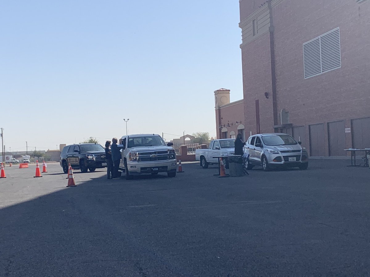 mariaramosnews's tweet photo. Early voting begins Oct.13th-30th. Stay tuned for more coverage from El Paso Coliseum. Currently four vehicles in the express curbing location #EPTXVotes #Borderzine #EarlyVoting #Texas #ElPaso #Election2020 https://t.co/6xdH7GYy8B