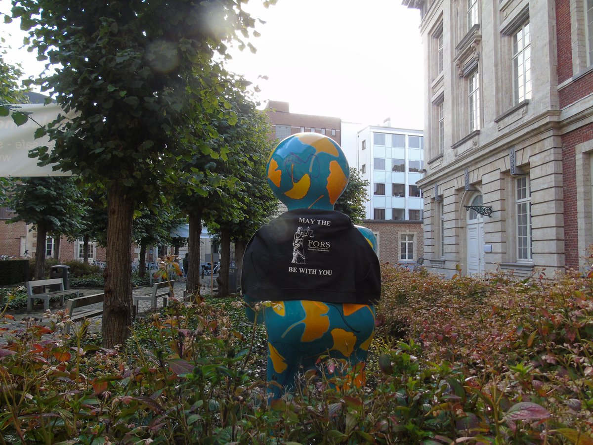 Tim Wirix (@wirixtim) on Twitter photo Het beeld van <a href="/KULeuvenLawCrim/">KU Leuven Rechten en Criminologische Wetenschappen</a> symboliseert onze langdurige strijd tegen het onvermijdelijke coronavirus, de FORS-pull losjes over de schouders gedrapeerd symboliseert de versterkte samenwerking tussen Faculteit en studentenvertegenwoordigers om studenten mentaal te ondersteunen. Het beeld van <a href="/KULeuvenLawCrim/">KU Leuven Rechten en Criminologische Wetenschappen</a> symboliseert onze langdurige strijd tegen het onvermijdelijke coronavirus, de FORS-pull losjes over de schouders gedrapeerd symboliseert de versterkte samenwerking tussen Faculteit en studentenvertegenwoordigers om studenten mentaal te ondersteunen.