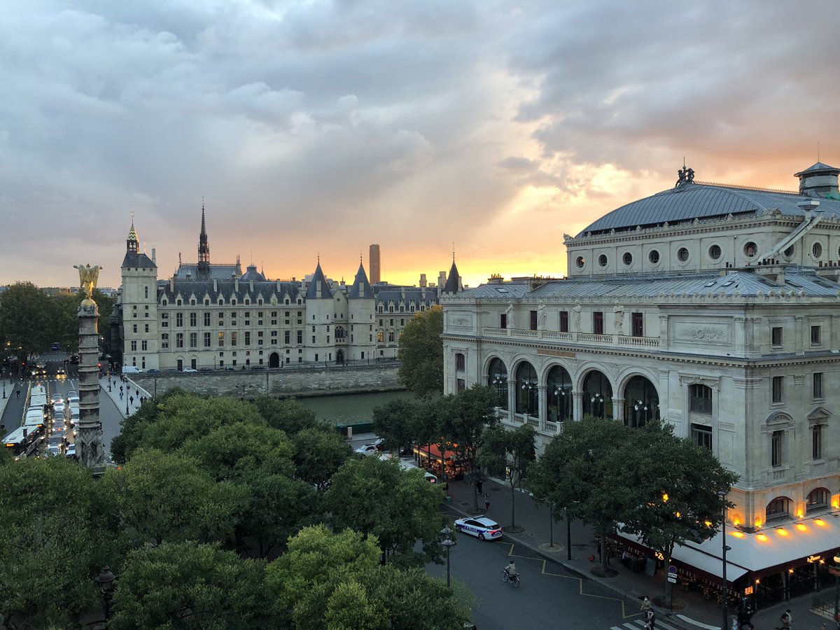 #paris - merveille sous le soleil d’automne !!! Tour Saint-Jacques et Hôtel de Ville - <a href="/theatrechatelet/">Théâtre du Châtelet</a> et Conciergerie !! (Depuis la Chambre <a href="/NotairesdeParis/">Notaires de Paris</a> )