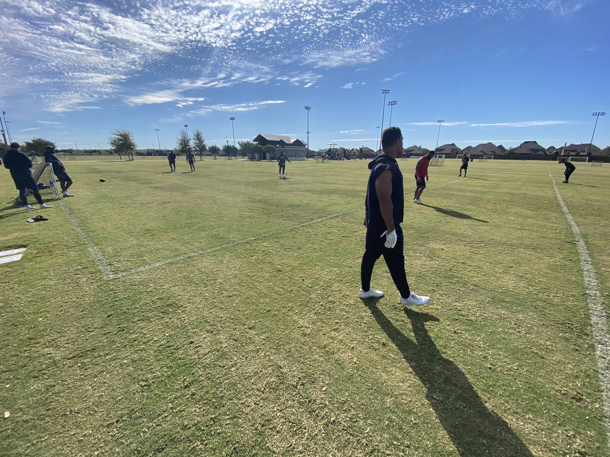 mannyshow84's tweet photo. Another Solid Day of 1 on 1s... Its Fun Pissing Off these NFL Free Agents & Kicking Their A*** Rep After Rep... I Tell’em Only Thing Old is the Technique They’re Being Taught 😂 #VetStatus https://t.co/wUreMhTFxu
