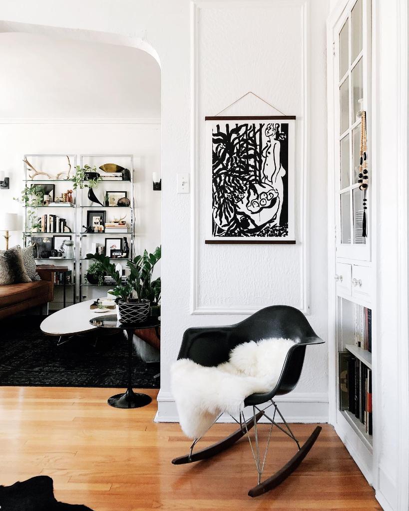 We don't have time for those mid-week bluesāunless we're chatting musicāin a space that looks as cozy as this one from vintagemodernlove. Bring the Eames rocking chair to your space. https://t.co/BxFFrx4cUl #hmathome šø: vintagemodernlove https://t.co/PdT4Edm0IU