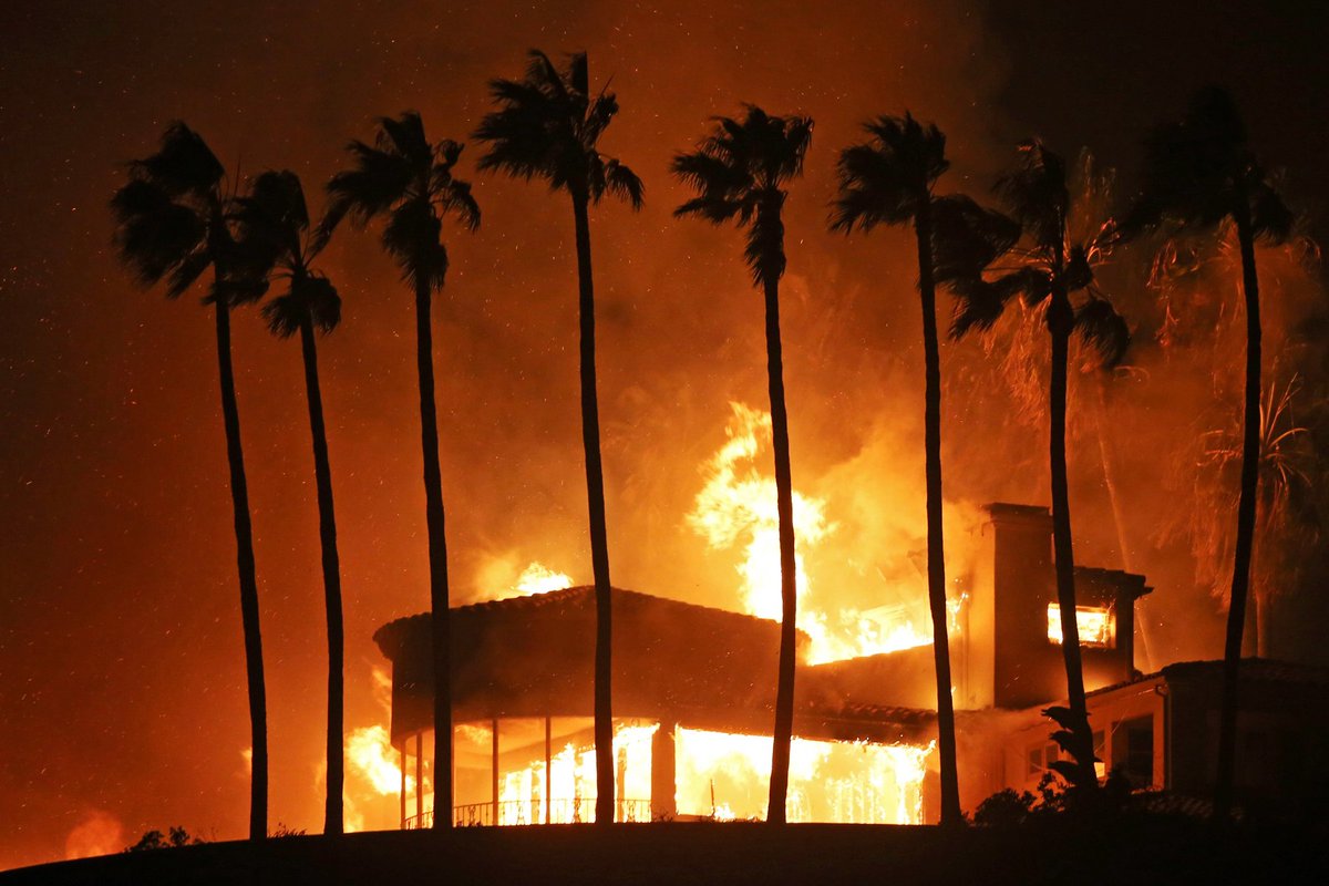 After the devastating wildfires in California in 2018 that lead to Miley and Liam Hemsworth losing home, the two donated $500.000 to the Malibu foundation (through Happy Hippie) to help with relief efforts in the local area (last pic was about their home ).