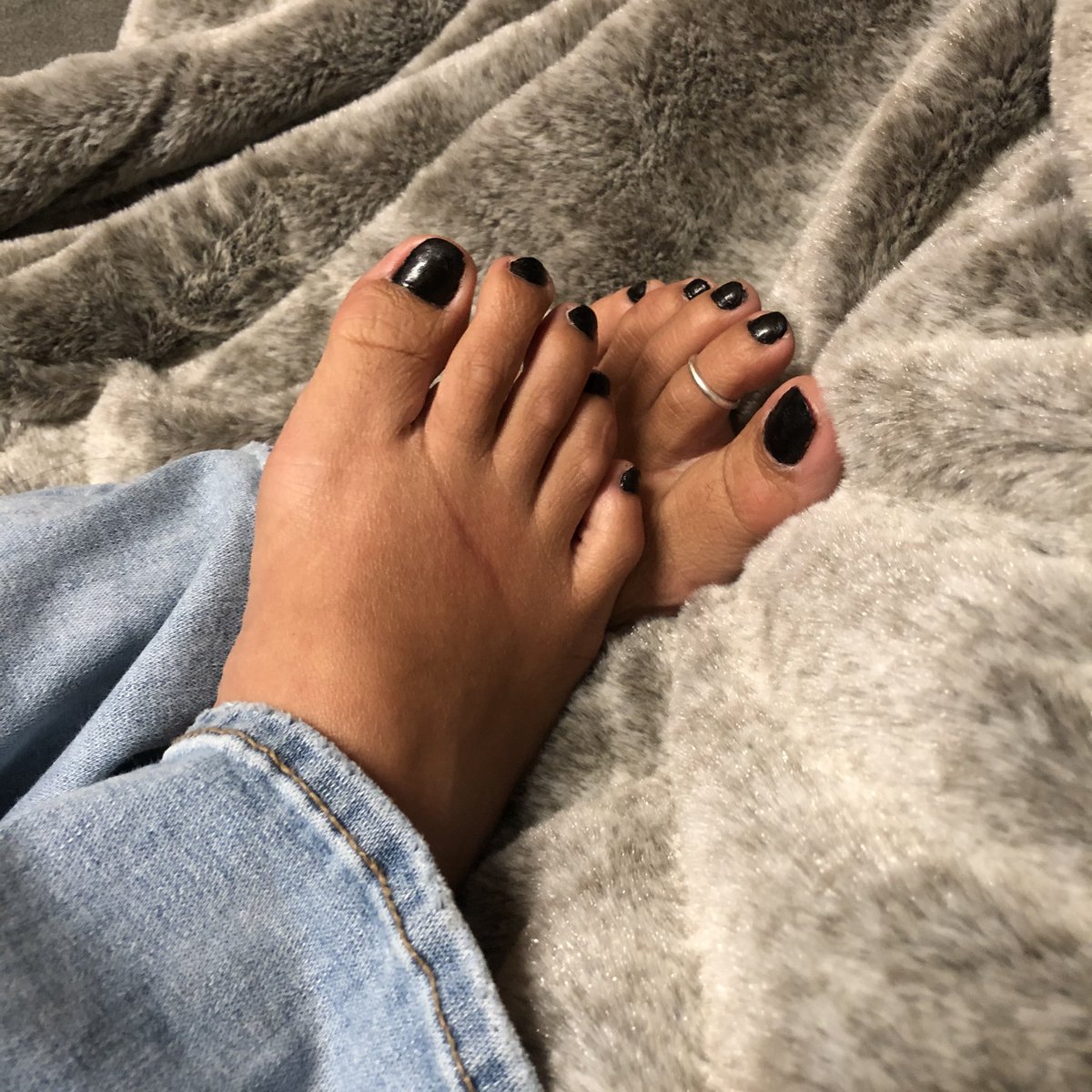 lickabletoesren's tweet photo. Feeling the Halloween vibes 🎃 👻 🖤
#lickabletoes #blackpolish #feetworship #toering #flaredenim https://t.co/Lux41c6JiH