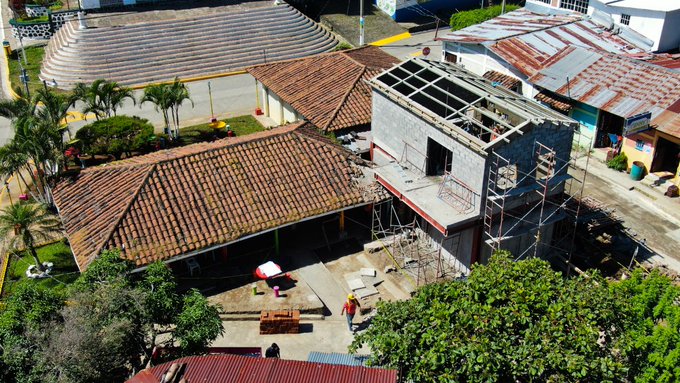 DiarioLaGaceta's tweet photo. #InversionTuristica| @MorenaValdezSV titular de @MITURElSalvador verifica los avances en la construcción del sistema de aguas residuales y edificio que incluye oficinas medioambientales y servicios sanitarios, en el parque central de Alegría, Usulután. https://t.co/d9qbT1uw2D