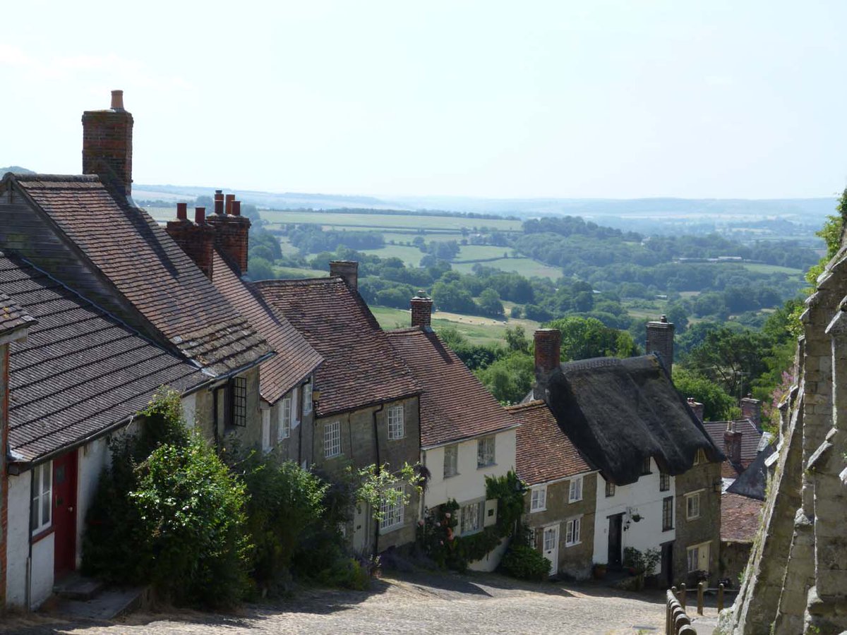 DorsetDayTrips's tweet photo. Here’s Gold Hill in Shaftesbury where the old Hovis ad was filmed by Ridley Scott, visited on #BBCSouthToday &amp; seen on our Hardy’s Dorset tour in Snowy the VW camper! #Dorsethour https://t.co/NWITUhCLK2