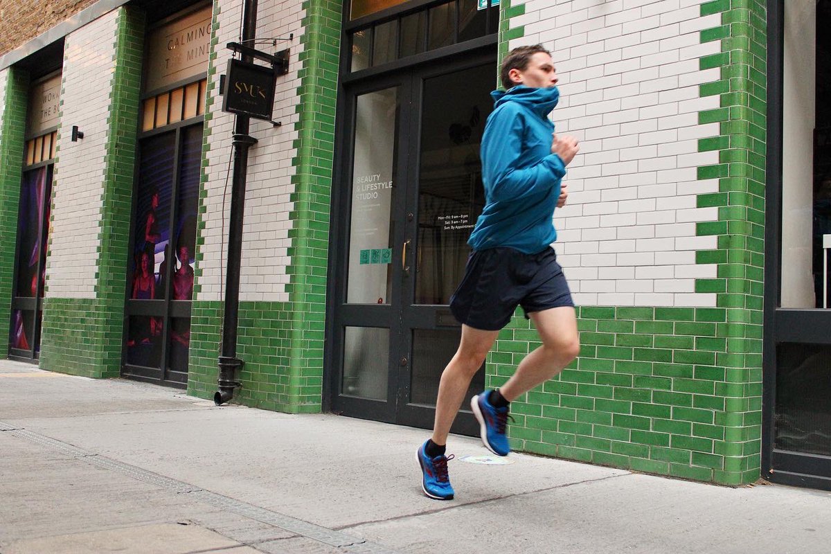 runandbecome1's tweet image. Ready for your evening run? 👀

Are you looking for a reliable shoe that's soft and smooth? The Ghost 13 offers improved transitions for zero distractions, so you can focus more on what matters most: your run. 🏃‍♀️ 🏃‍♂️💨

#Ghost13 #getyourrunon #runnerworld #brooksrunninguk #brooks