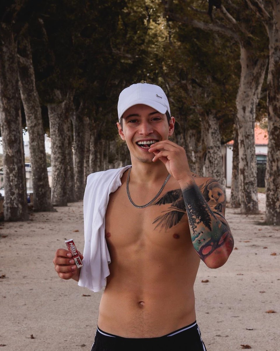 O nosso <a href="/diogofgcosta/">Diogo Costa 🐺</a>, numa campanha para a Halls