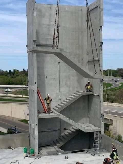 asb0090's tweet image. هنا درج مُسّبق الصنع ، وبيت الدرج من الحوائط الحاملة من #البريكاست  ، يتم تركيبها في وقت وجيز ، ودقة وجودة عالية . 
#تقنيات_البناء و #اساليب_البناء_الحديثة