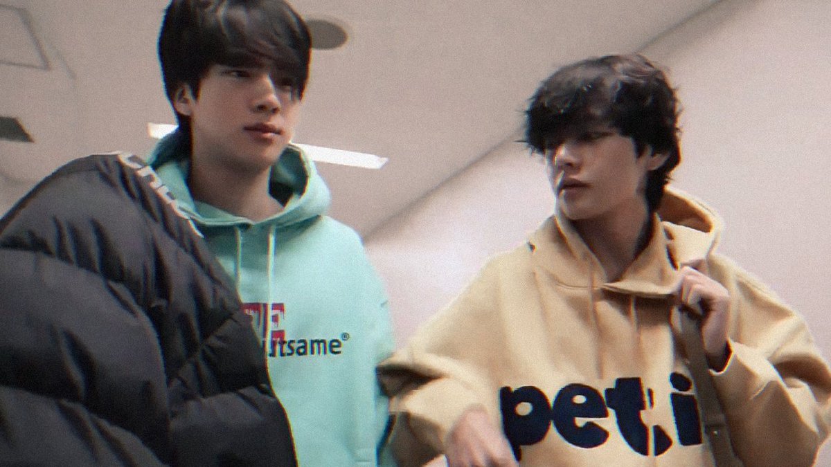 taejinpictures's tweet photo. taehyungie cheering up tired seokjinnie :( https://t.co/mn6zlcuz7T