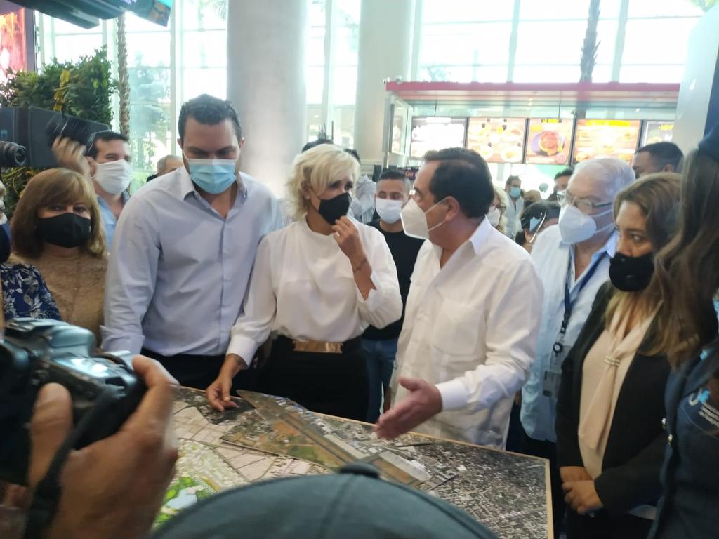 Unionradio580am's tweet photo. #ATENCIÓN||Hoy desde el Aeropuerto Internacional José Joaquín de Olmedo, la alcaldesa, @cynthiaviteri junto al ex alcalde @jaimenebotsaadi y autoridad de #TAGSA anunciaron los avances presentes y futuros relacionados a la actividad aeroportuaria de Guayaquil. https://t.co/v6OjJhTxyL