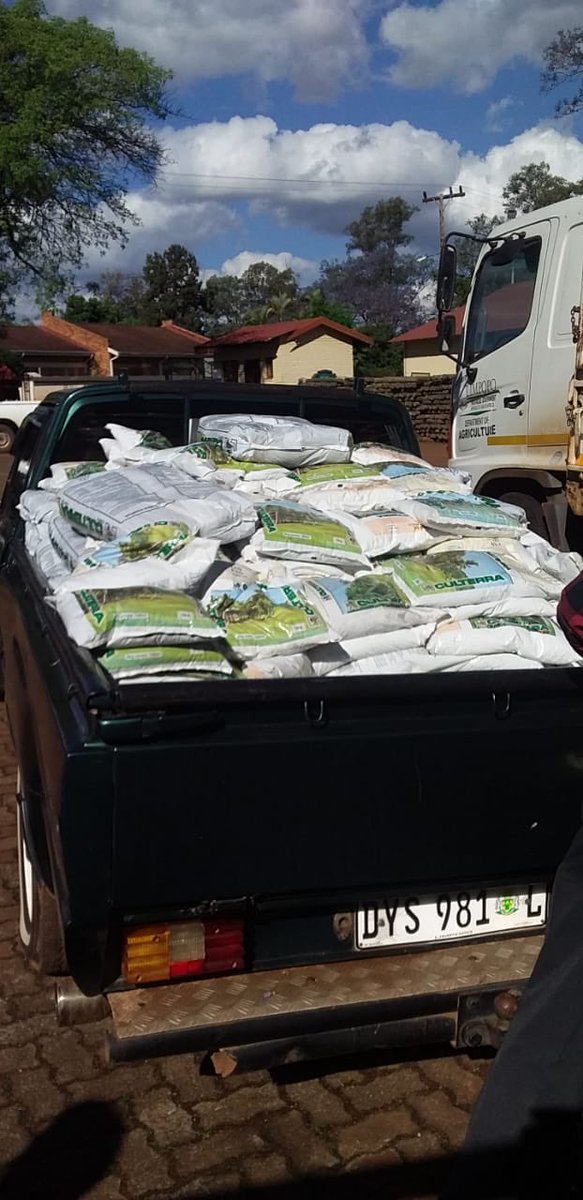 agro_of's tweet photo. Special thanks to leadership of @MaiselaJacqui @AgriKilimo and @agro_of for supporting Agro Dealers during COVID19 it was indeed necessary As COVID19 Response and #WalalawasalaMoswa https://t.co/9xFsSRN0VD