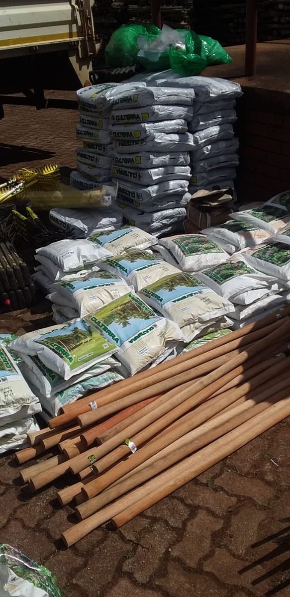 agro_of's tweet photo. Special thanks to leadership of @MaiselaJacqui @AgriKilimo and @agro_of for supporting Agro Dealers during COVID19 it was indeed necessary As COVID19 Response and #WalalawasalaMoswa https://t.co/9xFsSRN0VD