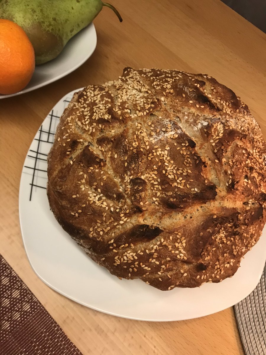 chica_twopatch's tweet photo. Mein erstes #Topfbrot mit Ruchmehl, #Sonnenblumenkern-Mehl+ #Kichererbsen-Mehl. https://t.co/ttItQohEIS
