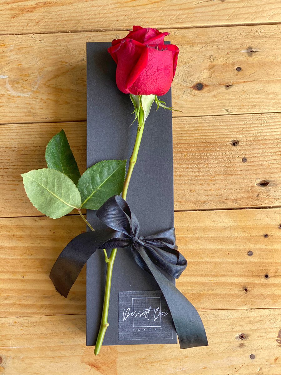 Box of 10 brownie pieces (with flower of your choice) available for tomorrow! Dm to buyyy 💕