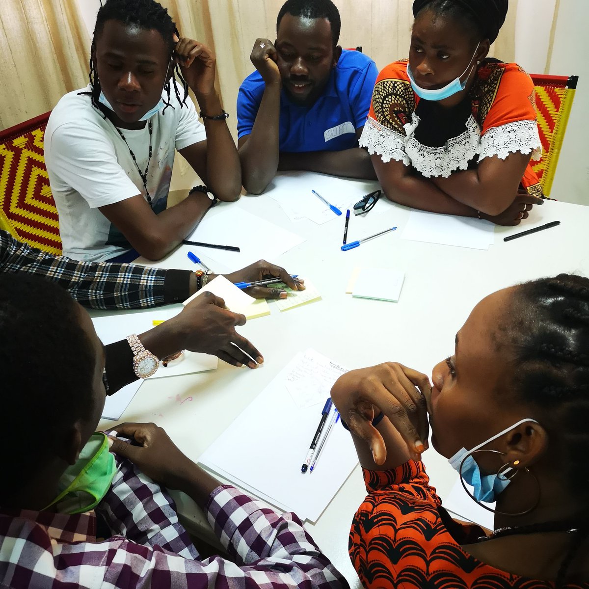 Día2. Imaginando Lugares, Situaciones y Personajes para dar vida a la #MaisonÀFutures de #Bamako. Hoy trabajando en la sede de la <a href="/AECID_es/">AECID</a>. Un taller con el apoyo del programa #Acerca y el espacio #CoteCour