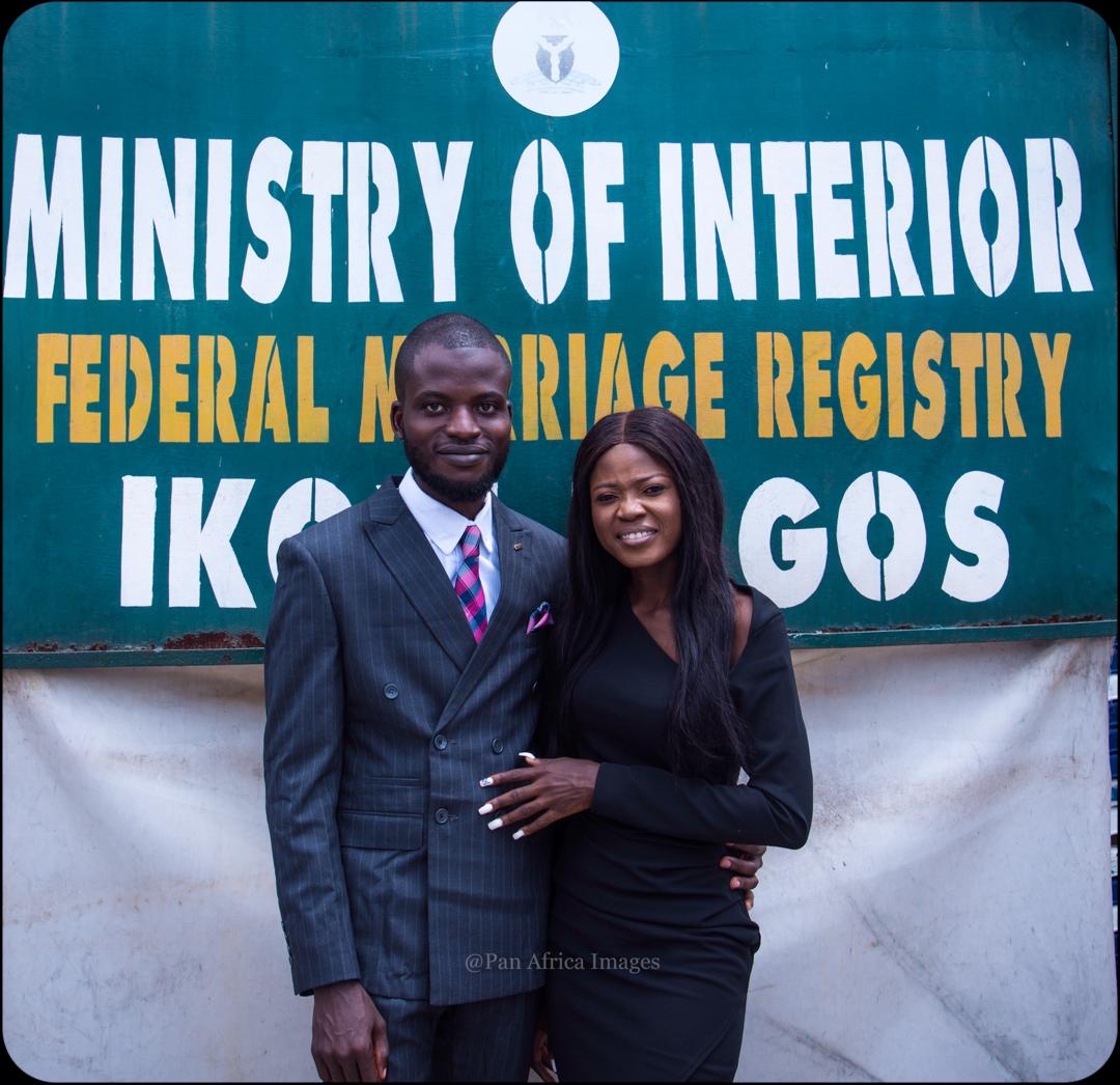 diranabiola's tweet photo. Man joined the protest after his court wedding...
My generation is different

#SARSMUSTENDNOW
#EndSARS  #EndSarsNow #SARSMUSTEND https://t.co/RhSNF3usGc