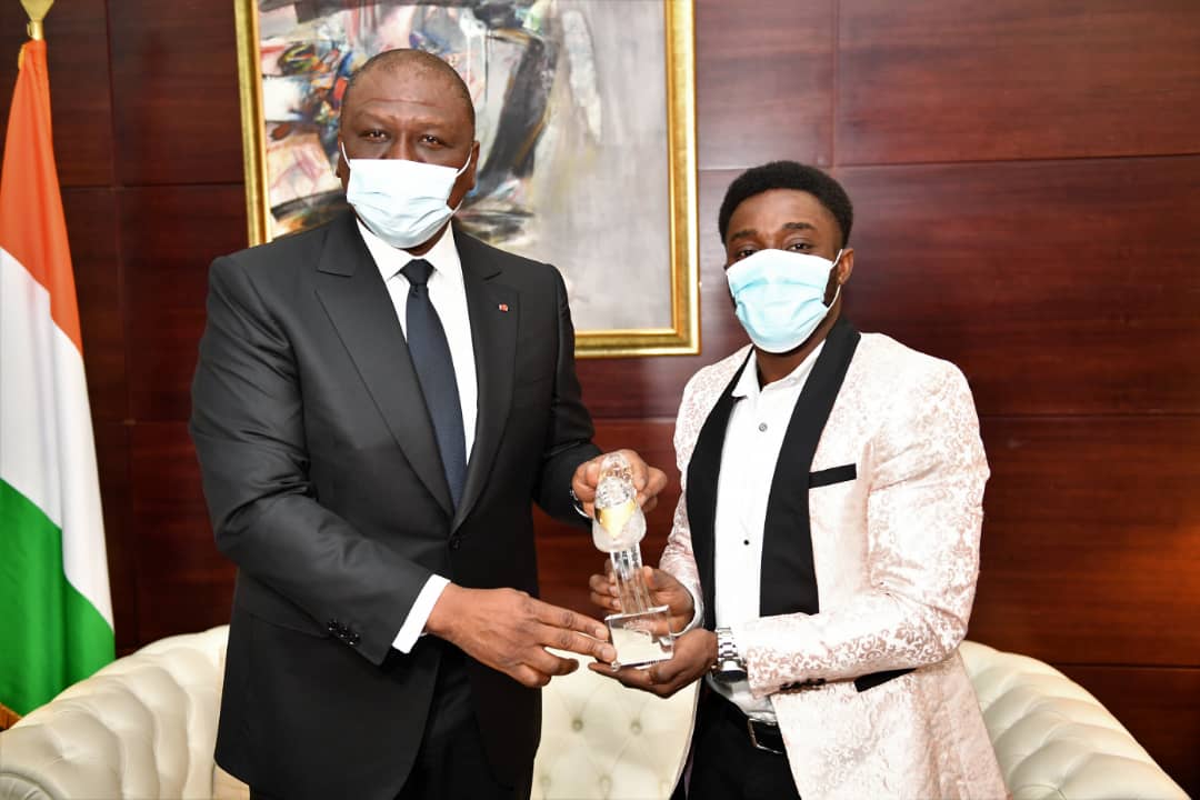 #Athlétisme : le sprinteur ivoirien Arthur Gué Cissé présente le trophée de sa récente victoire au Premier Ministre Hamed Bakayoko
facebook.com/21464085199272…