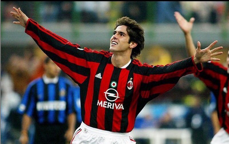 Kaká signe à l'AC Milan en 2003 contre 8,5M d'euros, en provenance de São Paulo, alors qu'il était notamment courtisé par le PSG et le Real Madrid. Malgré la présence de Rivaldo et de Rui Costa, les dirigeants vont lui faire confiance et il va réussir à s'imposer en Lombardie