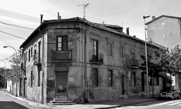 Barrio de la estación, entre Rotxapea y Sanduzelai. Mi casa natal, con la tienda de ultramarinos en el chaflán y la drogueria en la última puerta de la derecha, ambas de la familia. Mi abuela Andresa, viuda, tuvo que abandonar #Burgui y montar los negocios a finales de los 50