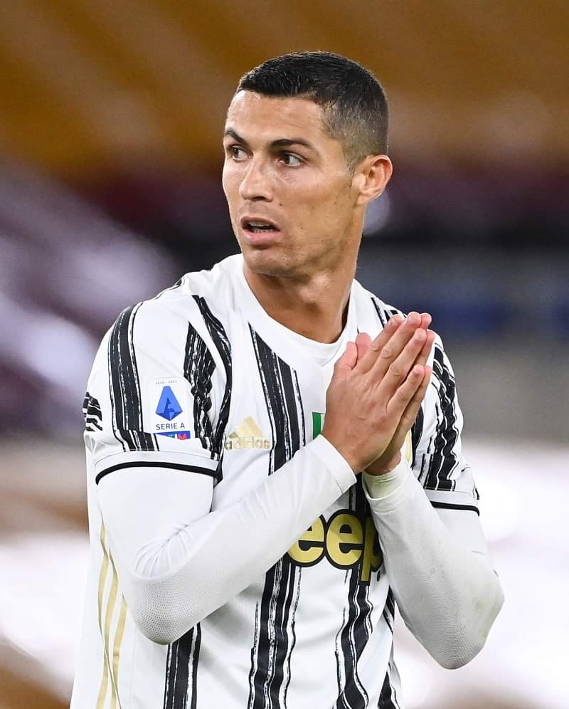 🚨 OFFICIEL ! Cristiano Ronaldo a été testé positif au COVID-19 ! 😔

Il pourrait donc être forfait pour Juventus-Barça le 28 octobre ! 😢

Bon rétablissement à lui 🙏❤️