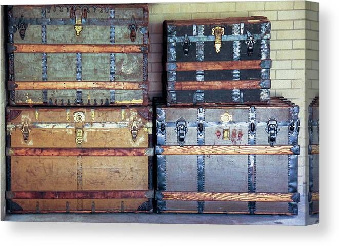 ollivrosa's tweet photo. Steamer trunks #wallart #OldTrunks 
https://t.co/BNNBO8ozY7 https://t.co/2jLr1NE7uP