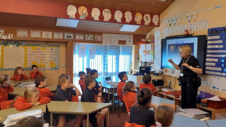 Daeth PC Gayle i’r ysgol heddiw. Roedd sesiwn Bl 3 ar ‘rheolau smart’, roedd sesiwn Bl 4 ar ‘ffrind neu elyn’ ac roedd sesiwn Bl 5 ar ‘seiber diogelwch’. Roedd y disgyblion yn wych - yn gofyn ac yn ateb cwestiynau'n dda ar bynciau pwysig. 👩🏼‍✈️🗣 @DPPSchoolBeat