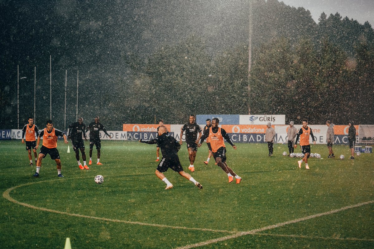 BesiktasEnglish's tweet photo. 🌧️ Trainin' in the rain. 

#FlyHigh https://t.co/zaLDFiUXE4