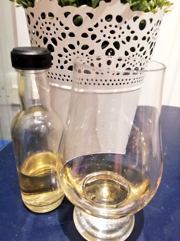 DramofWar's tweet photo. Sitting down to write some notes for this mystery dram from Seb, a fellow @LondonWhiskyClu member. Its interesting to sit with something not knowing what to expect #drample #BlindTasting #whisky https://t.co/40T7aCX7UE