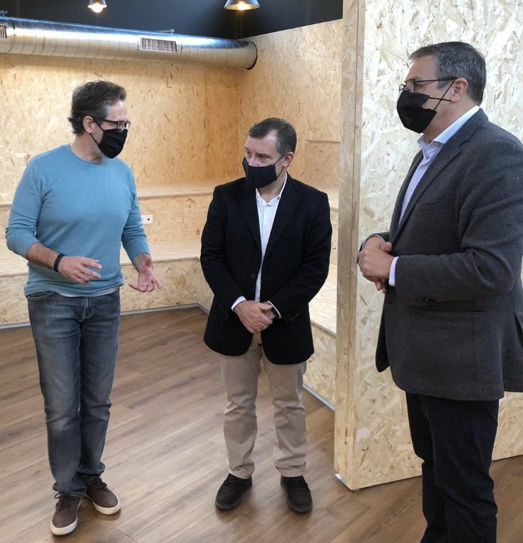 josep_majoral's tweet photo. Avui hem visitat el coworking @hivefivead. Una molt bona iniciativa. El més rellevant,  és el modus operandi. Els beneficis es reverteixen a la societat a través de la seva fundació. #bomosa https://t.co/o8r9HqH3Vy