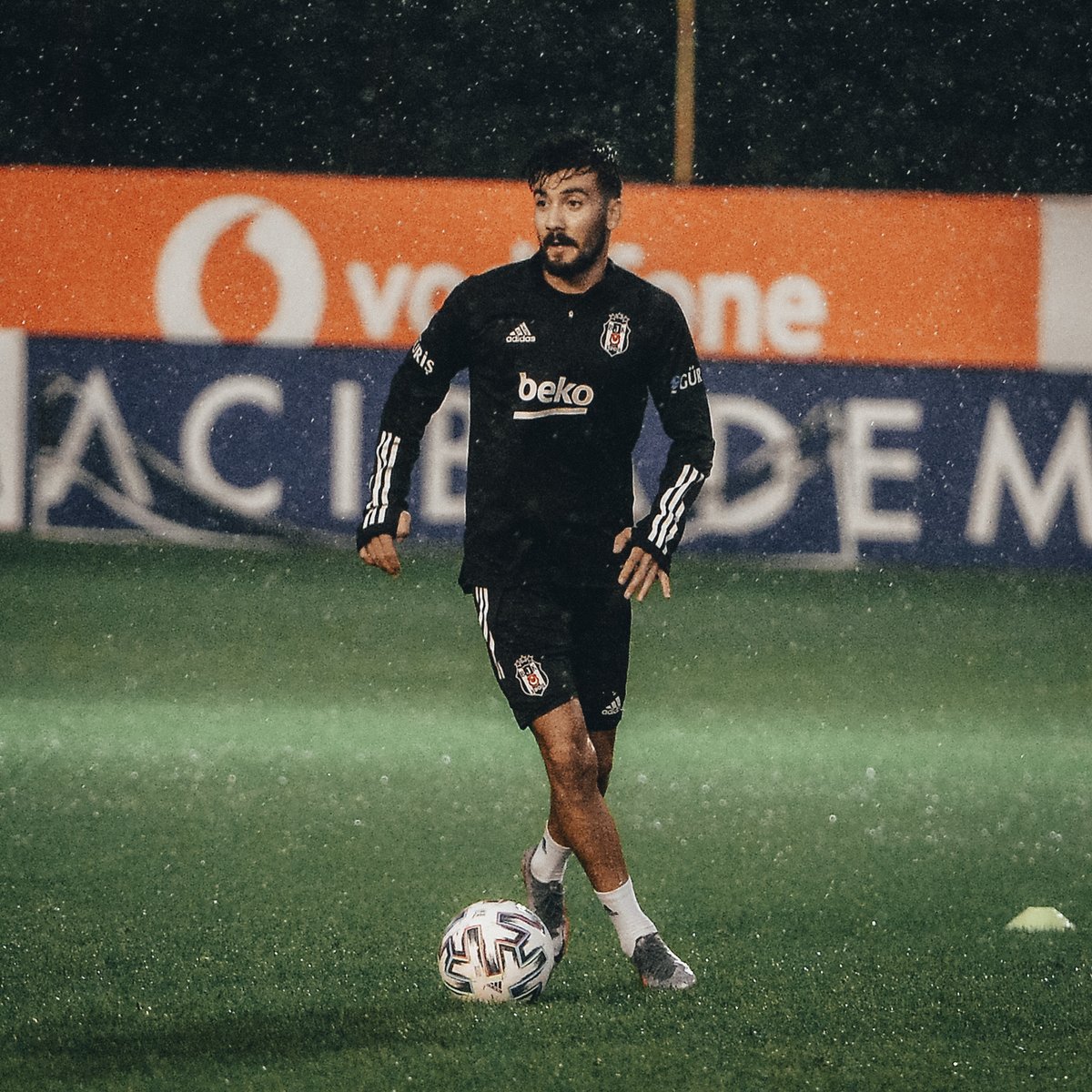 BesiktasEnglish's tweet photo. 🌧️ Trainin' in the rain. 

#FlyHigh https://t.co/zaLDFiUXE4