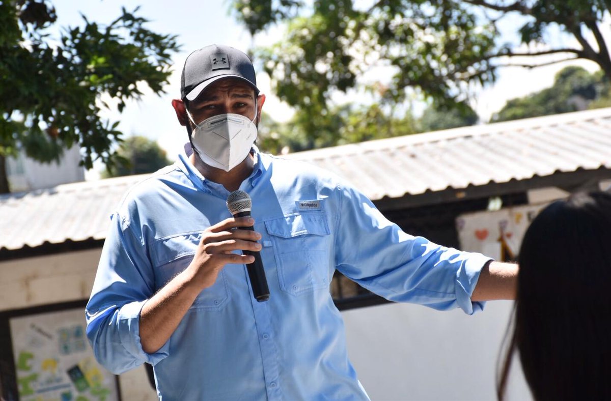 Gobierno_SV's tweet photo. "De esto se trata nuestro trabajo, de reconstruir el tejido social por medio de la educación y obras que nos permitirán traer lo mejor para las comunidades por medio de sus líderes", subdirector @DennisSalinas_. https://t.co/ZB4Mo44iLA